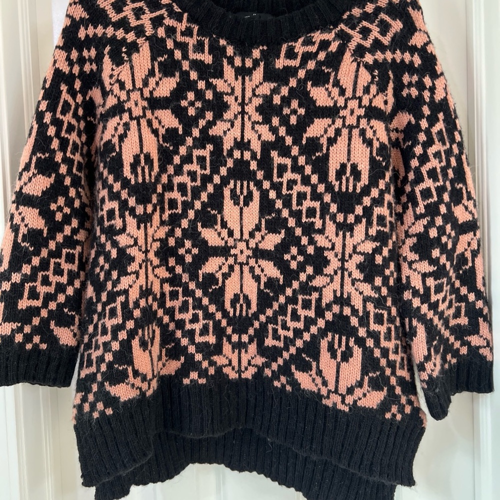 H&M Pink and Black Crew Neck Sweater with Geometric Design